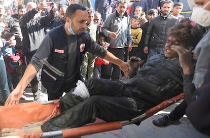 Un niño herido era trasladado este lunes al hospital Nasser en Jan Yunis, tras un ataque israelí sobre el sur de la franja de Gaza. 