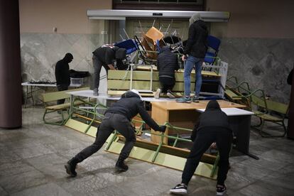 Un grupo de jóvenes montan una barricada en una de las puertas de la Universidad de Lleida para evitar la detención de Pablo Hasél. Los Mossos d’Esquadra han entrado este martes en la Universidad para detener al rapero, que el viernes desobedeció la orden judicial impuesta por la Audiencia Nacional, que le dio de plazo hasta las ocho de la tarde de ese día para ingresar voluntariamente en prisión tras ser condenado a nueve meses de cárcel por enaltecimiento del terrorismo e injurias a la Corona.