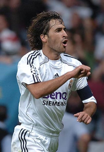 El delantero del Real Madrid Raúl celebra el gol que ha conseguido en el partido de la Liga de Campeones que el equipo disputa contra el Dinamo de Kiev en el estadio Santiago Bernabéu de Madrid.