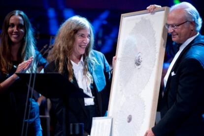La cantante Patti Smith recibe el premio Polar de 2011 del rey de Suecia Carlos XVI Gustavo.
