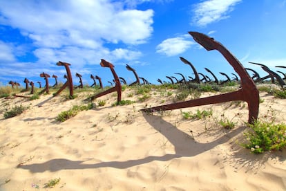 La costa este del Algarve, entre Faro y Tavira, dibuja un paisaje fascinante, entre islas, estuarios, espléndidas playas y marismas pobladas por aves y moluscos. Se pueden disfrutar, bien en rutas de kayak, bien con excursiones a pie la naturaleza del parque natural da Ría Formosa, así como dos lugares únicos: la Praia do Barril, en la alargada Ilha de Tavira (en la foto), y la Ilha da Armona, con calas de arena desiertas.