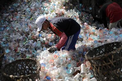 Un operario clasifica plástico en una planta de reciclaje en Banda Aceh (Indonesia) este lunes. Indonesia es el segundo mayor generador de residuos plásticos del mundo, y se estima que arroja al mar unas 200.000 toneladas al año de este tipo de residuo.