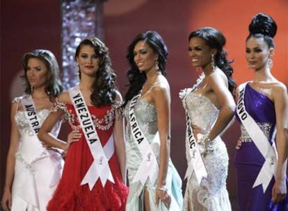 Stefanía Fernández, Miss Universo 2009 junto a las partipantes de Australia, Sudáfrica, República Dominicana, y Kosovo.