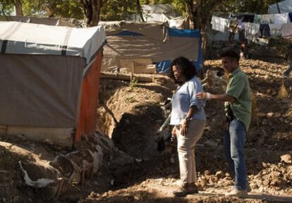 Oprah Winfrey visita el campamento para desplazados que Sean Penn gestiona en un antiguo campo de golf de Puerto Príncipe (Haití).