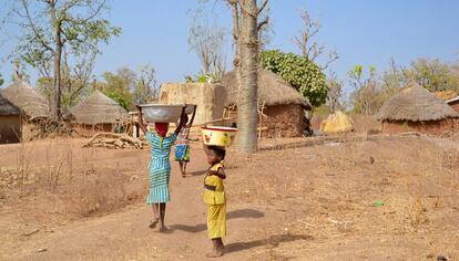 Niñas transportan agua desde el pozo hasta la aldea.