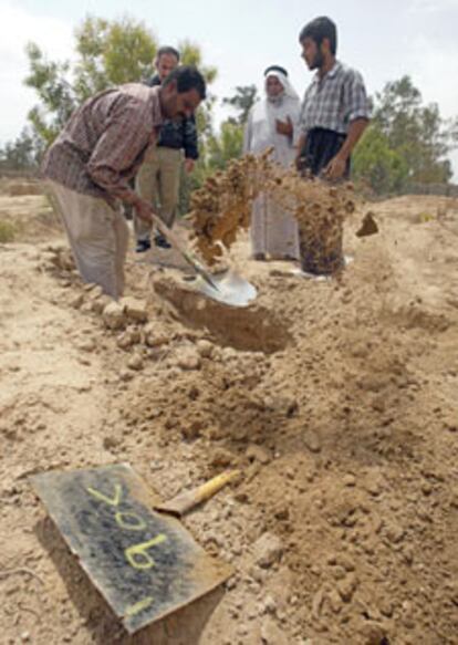 Los bagdadíes buscan cadáveres de presos.