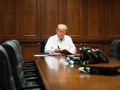 El presidente de Estados Unidos, Donald Trump, trabajando en una sala de conferencias mientras recibe tratamiento después de dar positivo por coronavirus en el hospital militar Walter Reed en Bethesda, Maryland (EE UU).