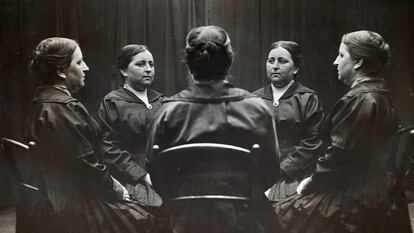 María Goyri, reflejada en varios espejos en una imagen de 1914.