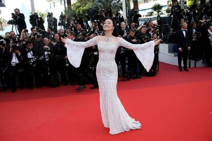 La actriz Gong Li posando para los fotógrafos en la alfombra roja en la apertura del 69 Festival internacional de cine de Cannes.