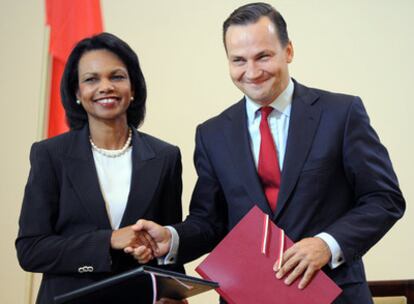 Condoleezza Rice y el ministro de Exteriores polaco, después de firmar el acuerdo sobre el escudo antimisiles.