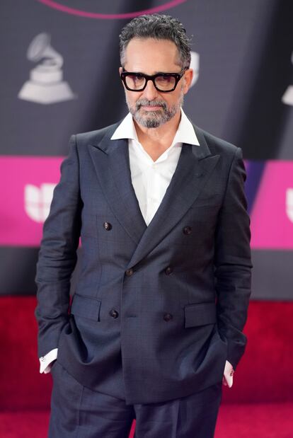 Jorge Drexler en la alfombra roja al llegar a la vigésimo tercera ceremonia anual de los Grammy Latinos.