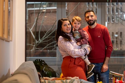 Araceli Ocaña y Pedro Jiménez con su hijo Óliver, en marzo en su casa del centro de Madrid.