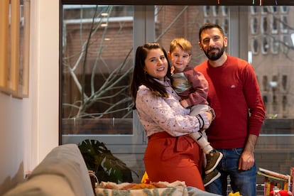 Araceli Ocaña y Pedro Jiménez con su hijo Óliver, en marzo en su casa del centro de Madrid. 