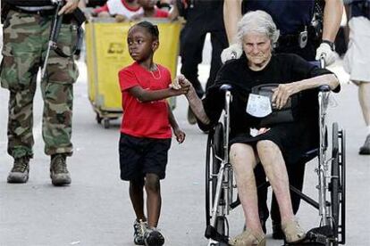 Una anciana y un niño, durante la evacuación del Centro de Convenciones de Nueva Orleans hace dos semanas.