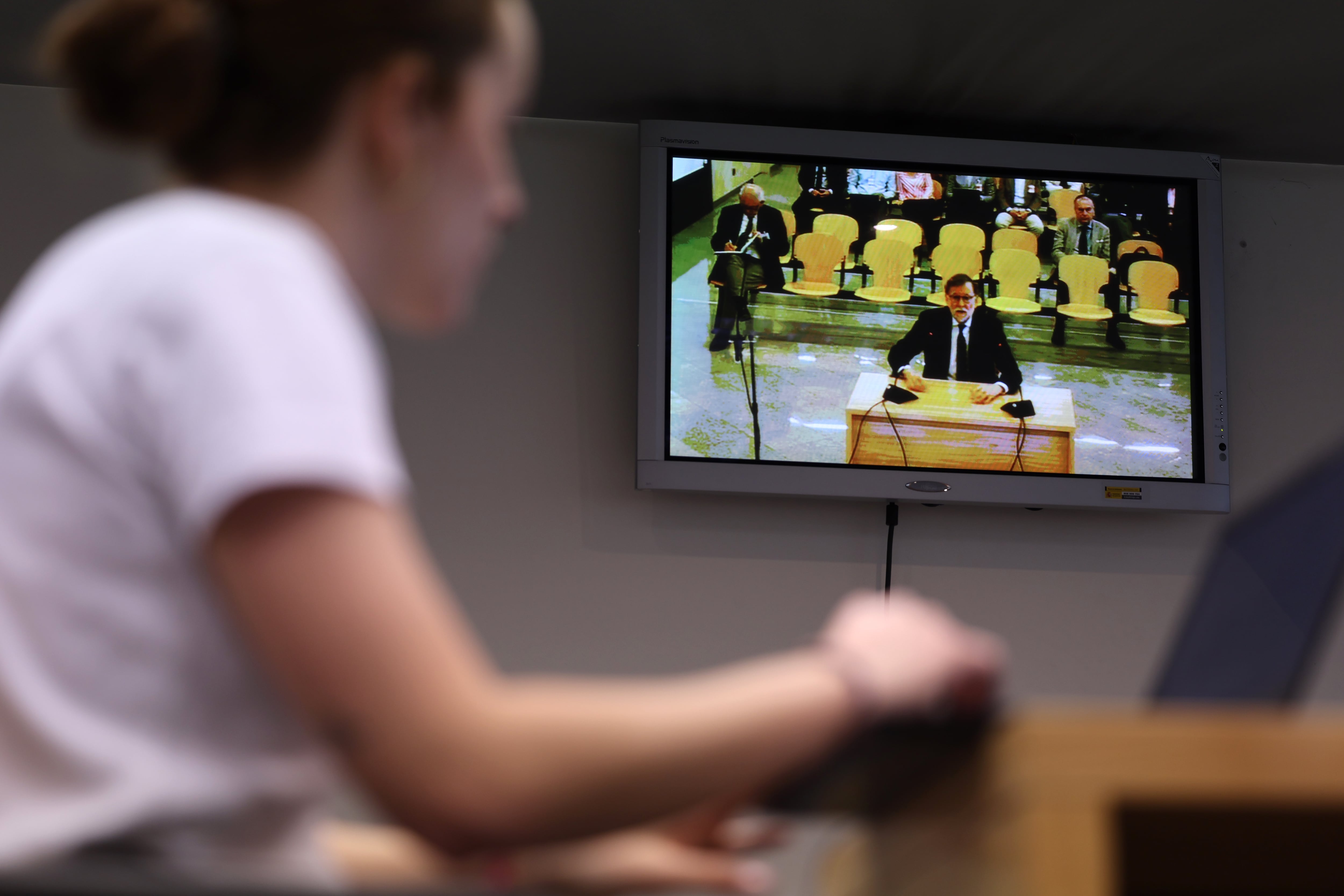 Mariano Rajoy (en pantalla), durante su declaración en la Audiencia Nacional este jueves. 