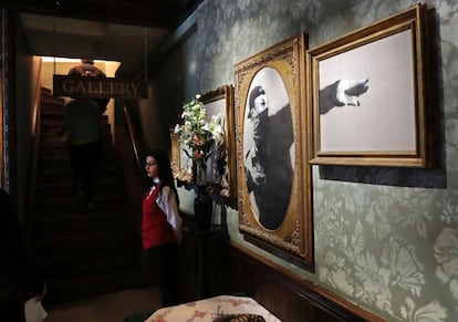 En la imagen, una camarera palestina dentro del vestíbulo.