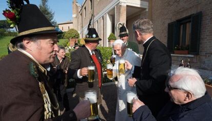 El papa emérito Benedicto XVI brinda con cerveza para celebrar su 86 cumpleaños.