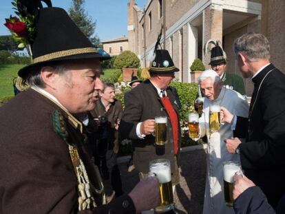 El papa emérito Benedicto XVI brinda con cerveza para celebrar su 86 cumpleaños.