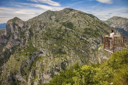 Santa Catalina (La Hermida, Cantabria). Facing the Hermida gorge, the lookout in the Peñarrubia municipality of Cantabria was built in 1999 and is considered to be one of the most impressive in the region. It sits at the peak of the Santa Catalina mountain and features a cantilevered deck that juts out over the gorge. When visitors look over, they can see 1,000 meters down to the Deva River.