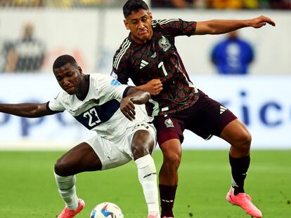 Moisés Caicedo y Luis Romo disputan el balón en el México-Ecuador, en la Copa América.