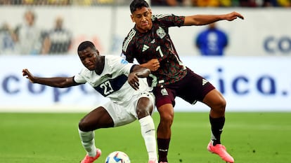 Moisés Caicedo y Luis Romo disputan el balón en el México-Ecuador, en la Copa América.