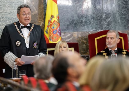 El fiscal general del Estado, Álvaro García Ortiz , pronuncia un discurso en presencia del rey Felipe VI y de la presidenta del Tribunal Supremo, Isabel Perelló.