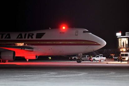 El avión que traslada a los estadounidenses repatriados desde Wuhan, durante su escala en Anchorage (Alaska).
