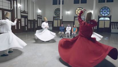 Jorge y César Cadaval y Jesús Calleja, viendo a los derviches en Turquía en 'Planeta Calleja'.