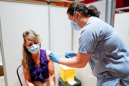 Una mujer recibe la primera dosis de la vacuna el pasado 9 de junio, en el Hospital Severo Ochoa de Leganés, Madrid.