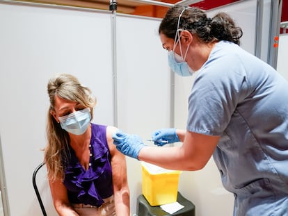 Una mujer recibe la primera dosis de la vacuna el pasado 9 de junio, en el Hospital Severo Ochoa de Leganés, Madrid.