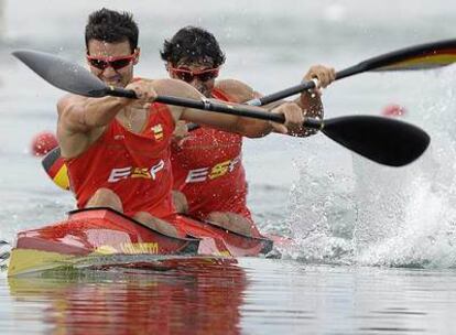 Saúl Craviotto y Carlos Pérez, en un momento de esfuerzo durante los últimos metros de la final de K-2 500.