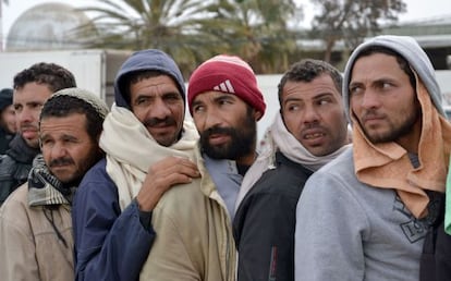 Un grupo de egipcios espera en Ras Jdir (Túnez) antes de ser evacuados a través del aeropuerto de Djerba.
