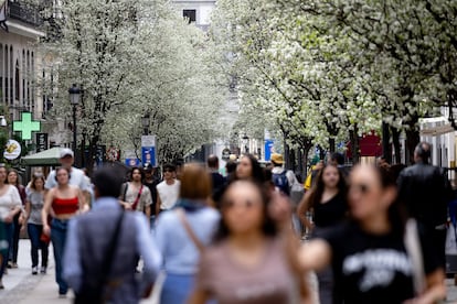 Varias personas pasean por Madrid en el primer día de primavera de 2024.