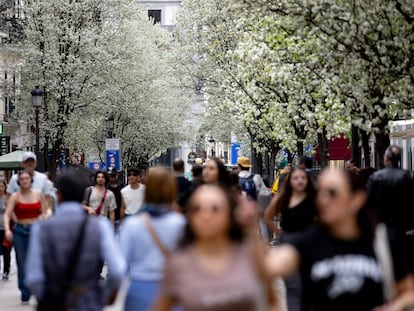 Varias personas pasean por Madrid en el primer día de primavera de 2024.