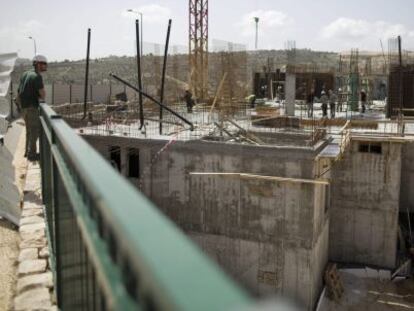 Imagen de la construcci&oacute;n de un edificio al sur de Jerusal&eacute;n en el barrio
 Har Homa, a menos de cinco minutos de Bel&eacute;n.