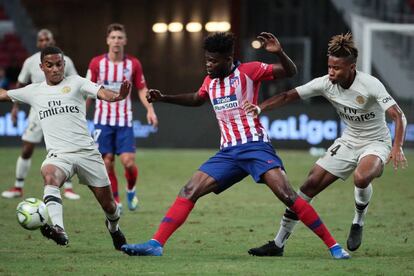 Thomas se enfrenta a los defensores del PSG durante el amistoso en Singapur.