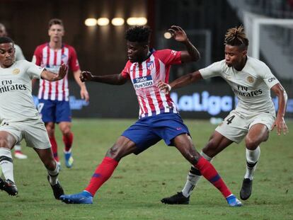 Thomas se enfrenta a los defensores del PSG durante el amistoso en Singapur.