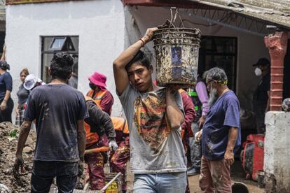 Vecinos de la colonia El Calvario, en Atizapán, colaboraron con las labores de limpieza de varias viviendas que se llenaron de lodo.