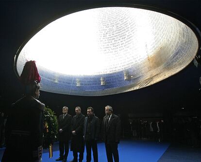 La fractura en la celebración del homenaje del 11-M ha comenzado en la sala bajo el Memorial de las víctimas en la estación de Atocha, donde el ayuntamiento ha convocado el segundo acto de recuerdo. Bajo el monumento que recoge las frases espontáneas que enviaron los ciudadanos en los días posteriores al atentado, han presidido el acto el alcalde de Madrid, Ruiz-Gallardón, y el vicealcalde, Manuel Cobo.