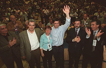 Patxi López saluda en compañía de los otros dos candidatos, Carlos Totorika y Gemma Zabaleta, y en presencia de Jaime Blanco y Ramón Jáuregui.