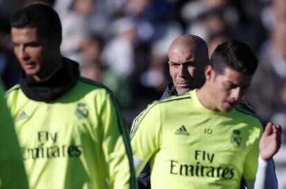 James (izquierda), con Zidane detr&aacute;s y Cristiano.