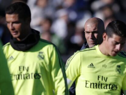 James (izquierda), con Zidane detrás y Cristiano.