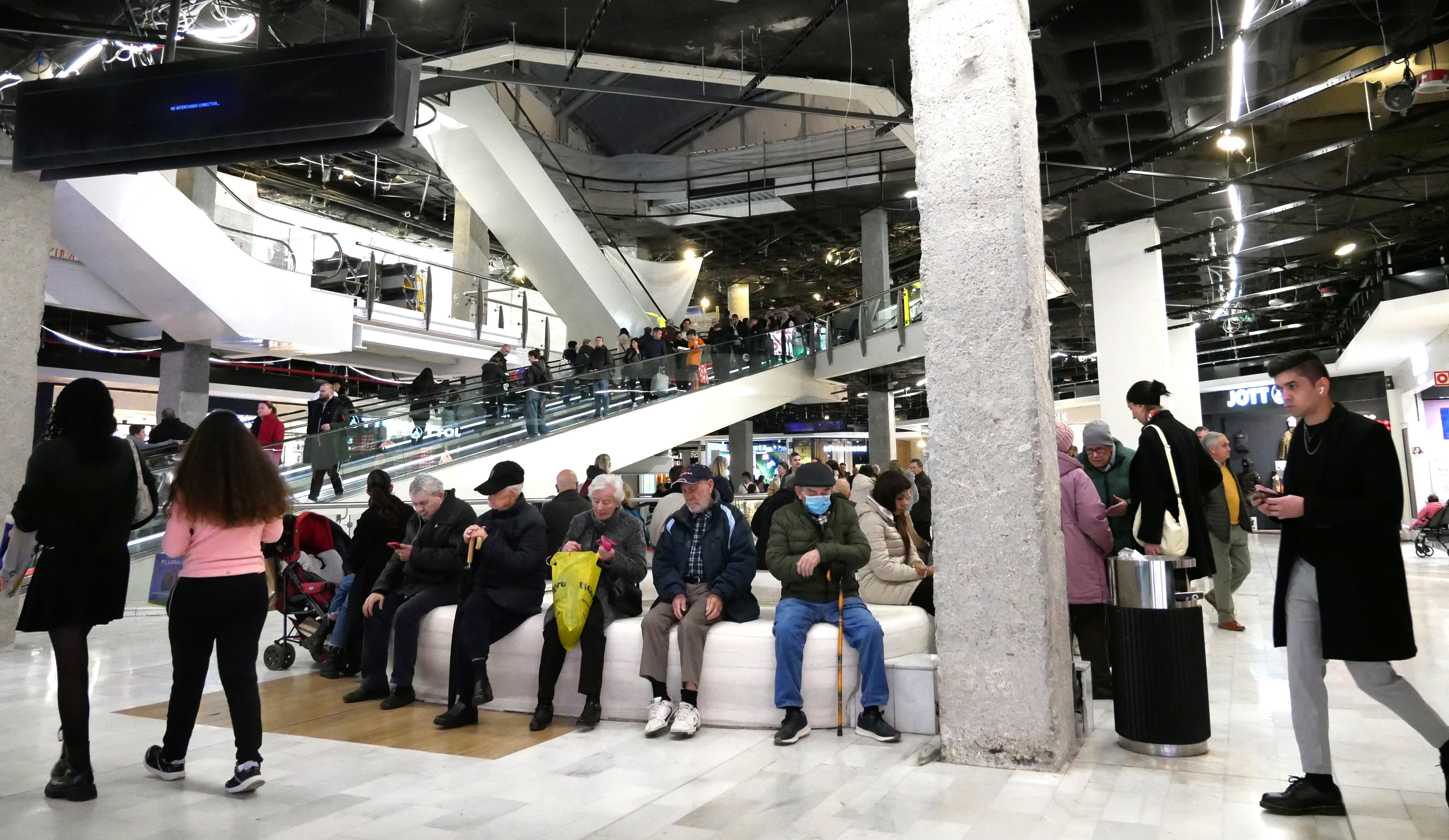 Centro comercial La Vaguada en el norte de Madrid un domingo por la tarde.