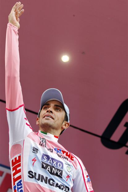 Contador posa en el podio tras la etapa de ayer.