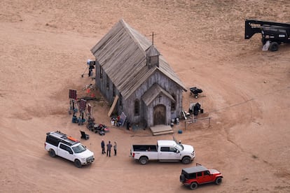 El equipo de la película en el rodaje de 'Rust'.