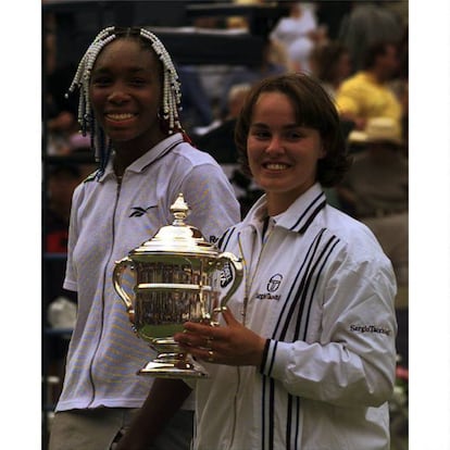 Las finalistas del Open de EE UU, Martina Hingis y Venus Williams, sonrientes con sus trofeos durante la ceremonia de entrega el 7 de septiembre de 1997. Hingis consiguió unas puntuaciones de 6-0 y 6-4.