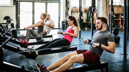 Simulan el movimiento del remo de una manera real, ayudando a trabajar todo el cuerpo. GETTY IMAGES.