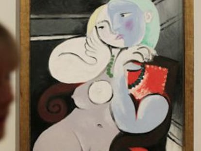 Una visitante ante 'Mujer desnuda en el sillón rojo', de Picasso, en la Tate Modern de Londres.