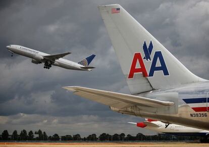 Un avi&oacute;n de la compa&ntilde;&iacute;a estadounidense American Airlines (en primer plano) en el aeropuerto de Londres.