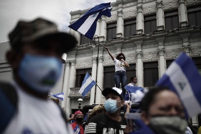 Nicaragüenses exiliados en San José, participan en una manifestación exigiendo la liberación de los presos políticos en Nicaragua.